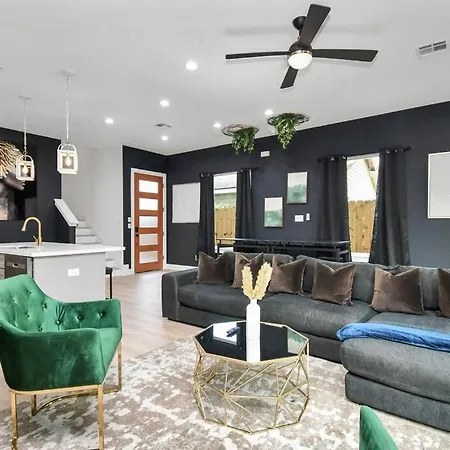 Stylish & Cozy - Hot Tub 4 Beds Near Downtown Villa